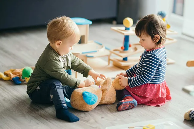 Zwei spielende Kinder