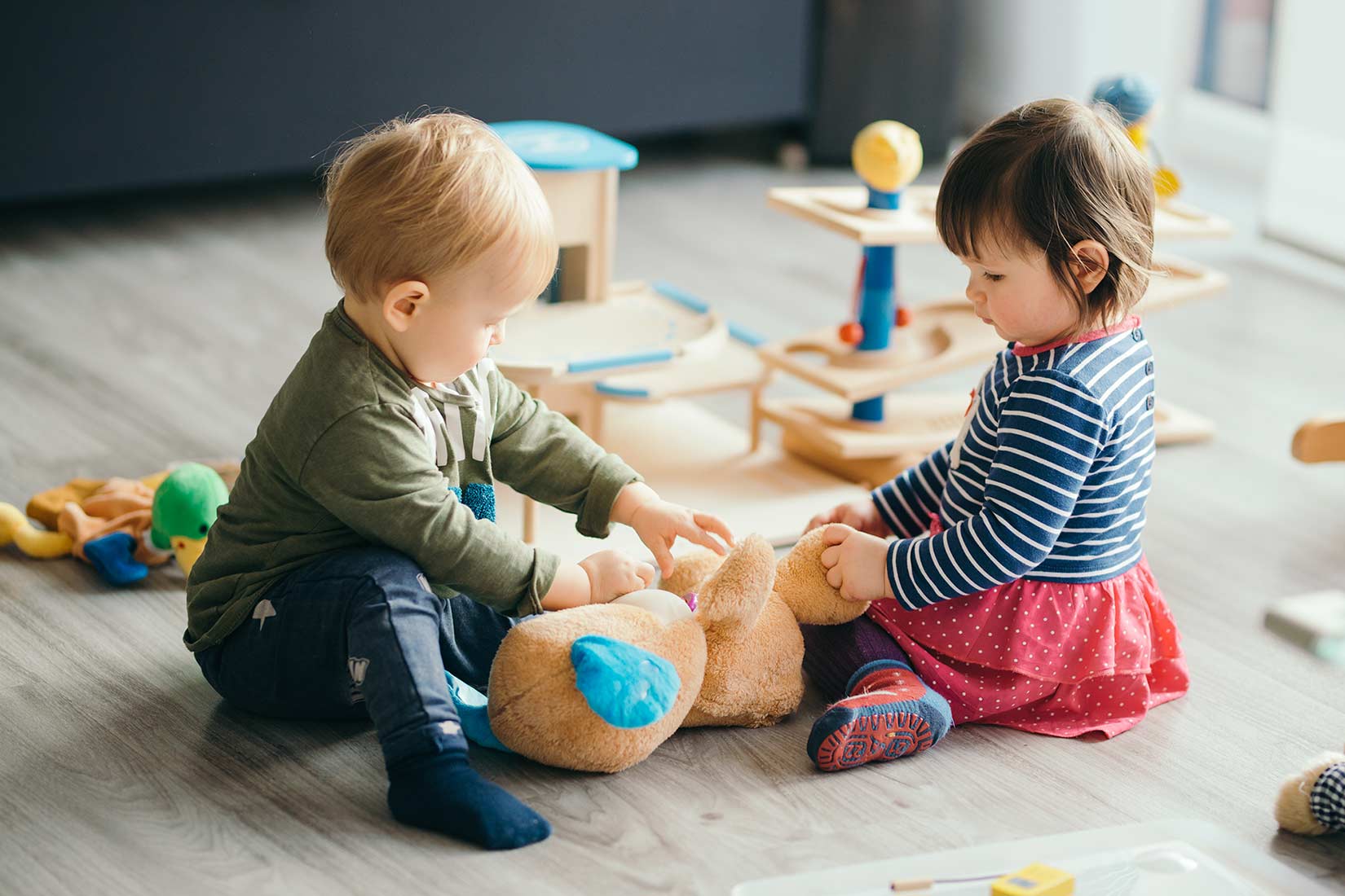 Zwei spielende Kinder